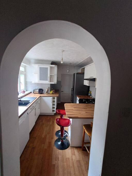 Edwardian 4 Bedrooms With 4 Bathrooms Townhouse, Next To Underground, Accommodates 10 People London Kültér fotó