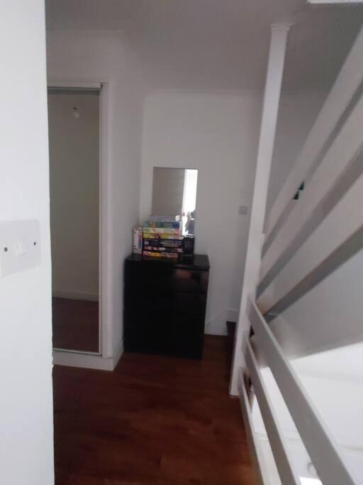 Edwardian 4 Bedrooms With 4 Bathrooms Townhouse, Next To Underground, Accommodates 10 People London Kültér fotó