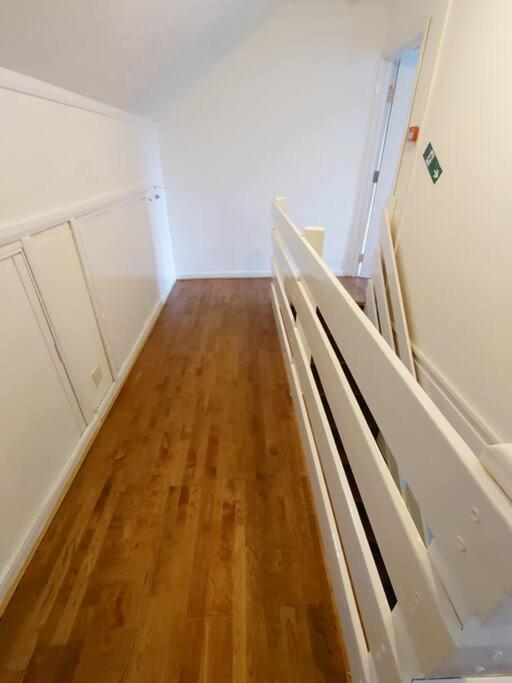 Edwardian 4 Bedrooms With 4 Bathrooms Townhouse, Next To Underground, Accommodates 10 People London Kültér fotó